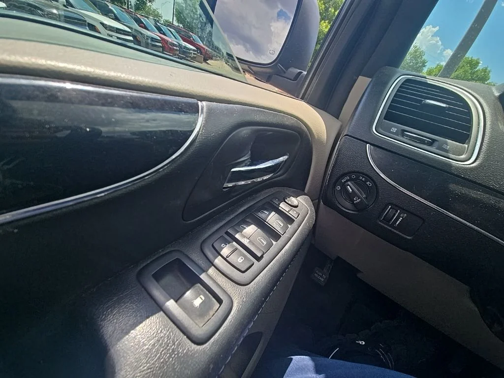 Used 2019 Silver Dodge SXT image 19