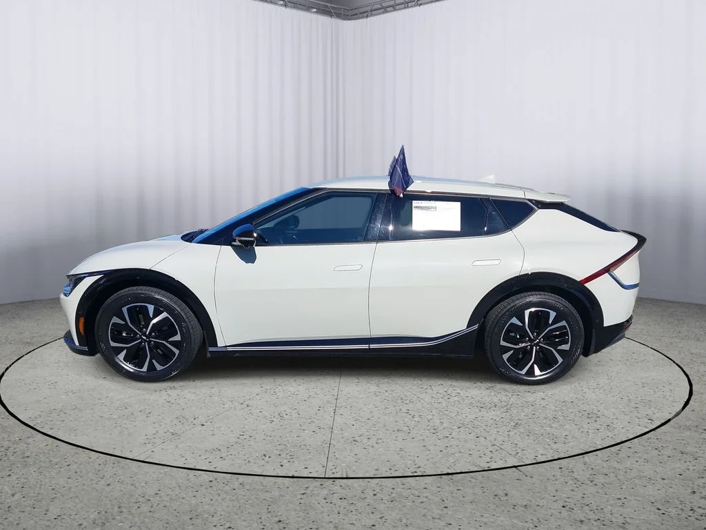 Used 2023 White Kia Wind image 6