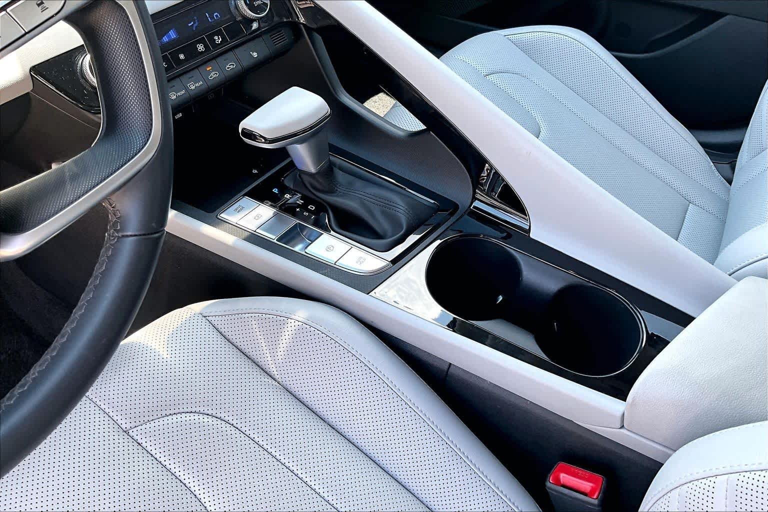 2025 Hyundai Elantra Limited - Photo 14