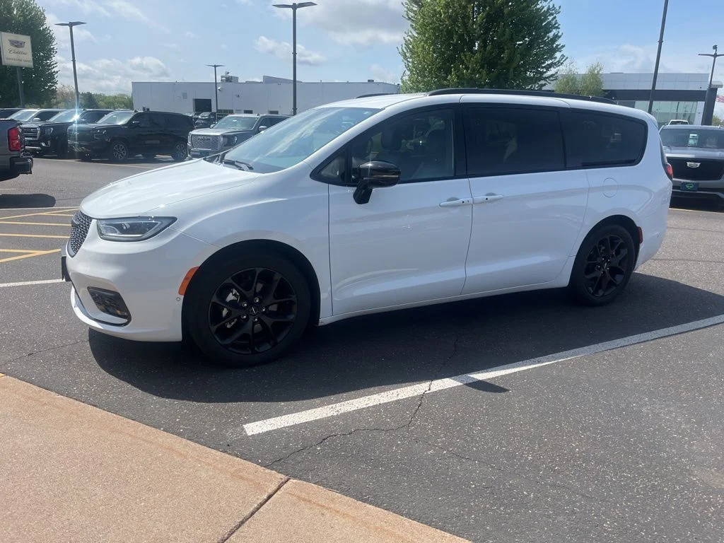 2024 Chrysler Pacifica Touring L's photo
