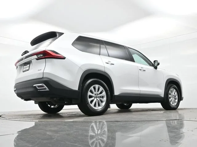 Used 2024 Wind Chill Pearl Toyota XLE image 32