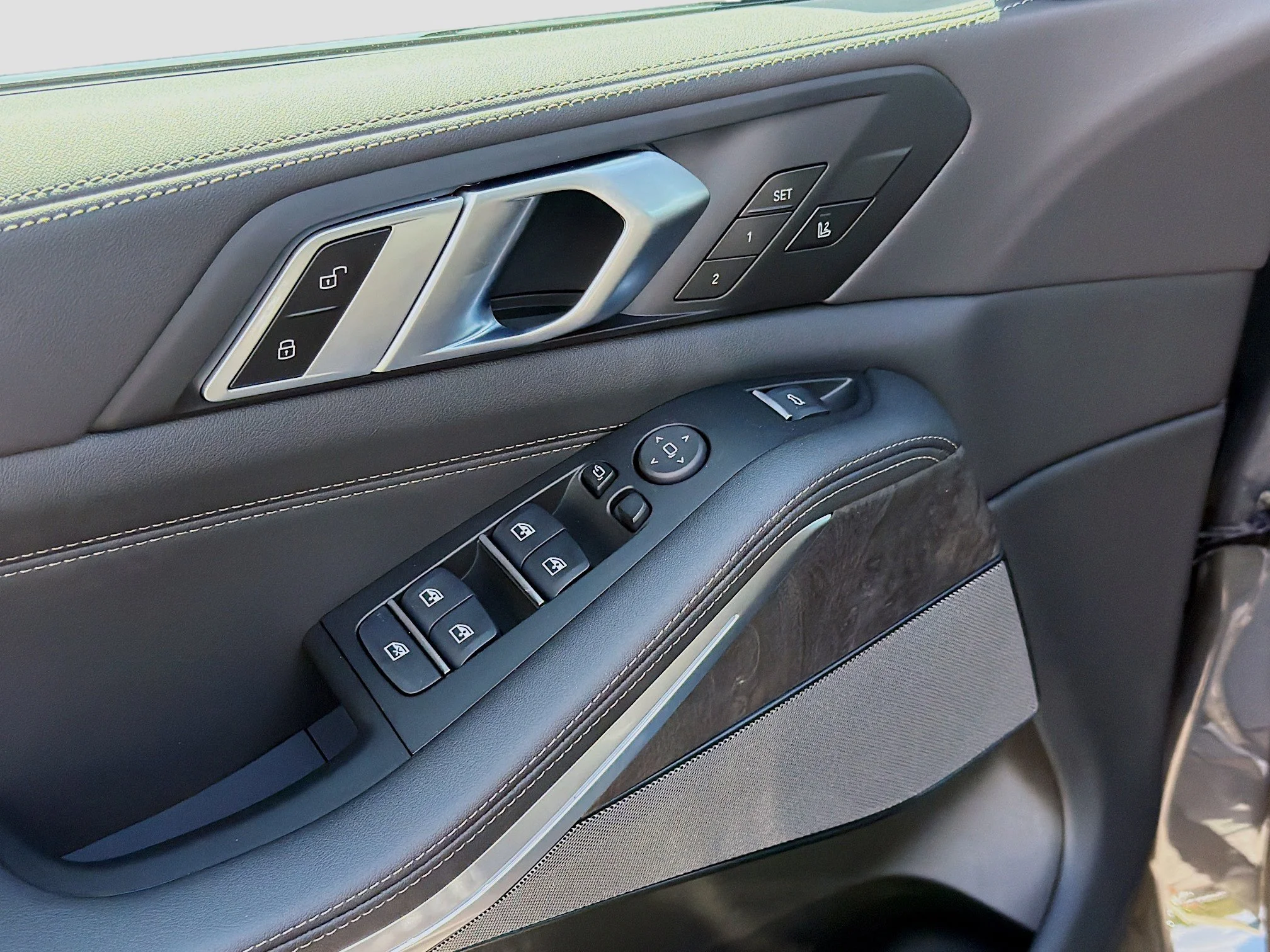 New 2026 Dravit Grey Metallic BMW xDrive40i image 23