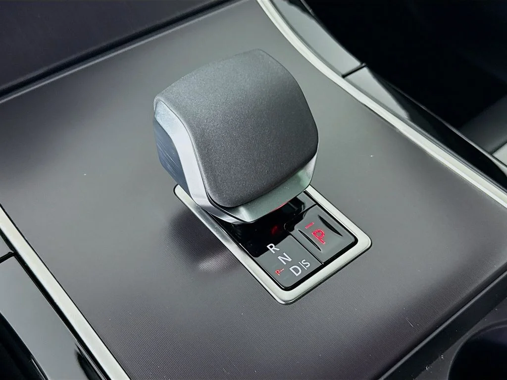 New 2026  Land Rover Dynamic SE image 17