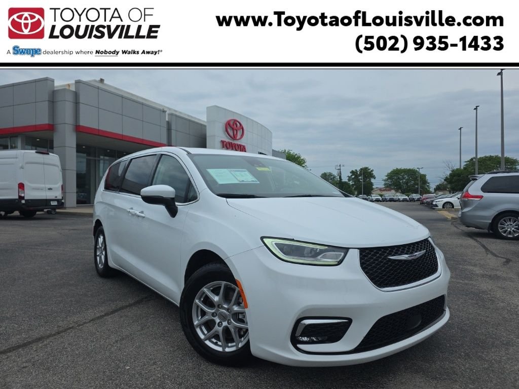 2023 Chrysler Pacifica Touring L's photo
