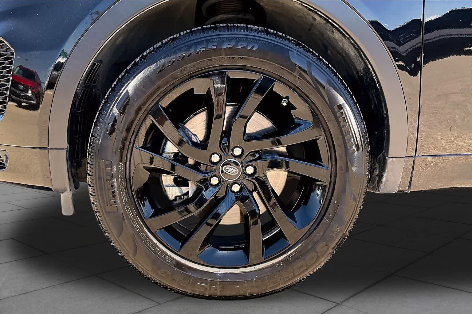 Used 2019 Santorini Black Metallic Land Rover HSE Luxury image 11