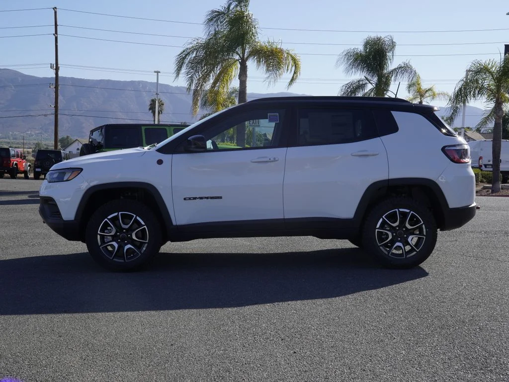 New 2026 Bright White Clear-Coat Exterior Paint Jeep Trailhawk image 6