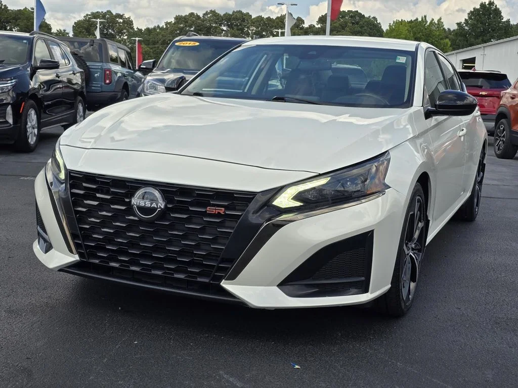 Used 2023 Pearl White Tricoat Nissan 2.5 SR image 3