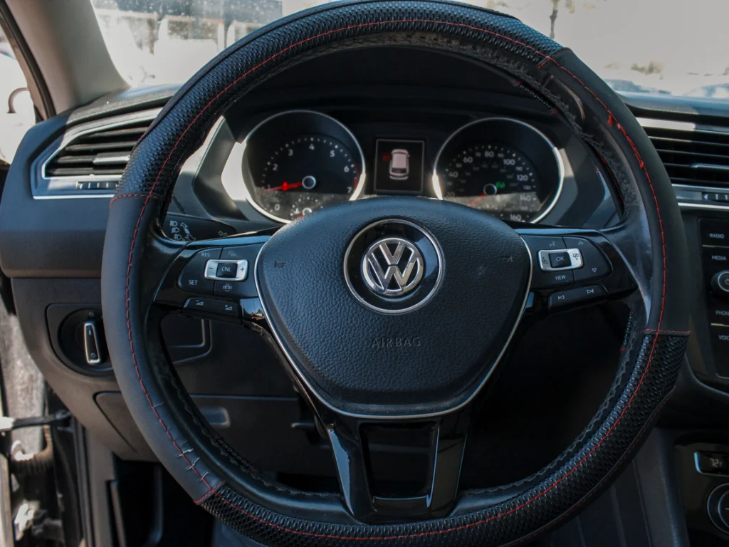 Used 2019 Deep Black Pearl Volkswagen SE image 12