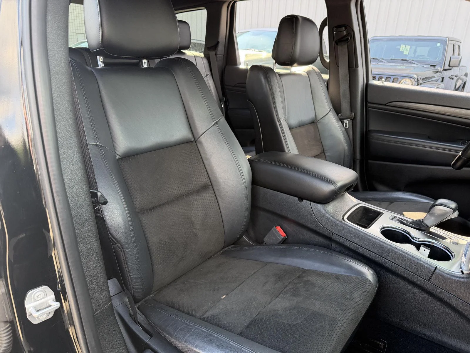 Used 2020 Diamond Black Crystal Pearlcoat Jeep Altitude image 22