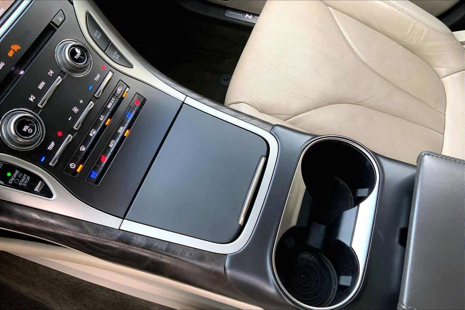 Used 2018 White Platinum Metallic Tri-Coat Lincoln Reserve image 16