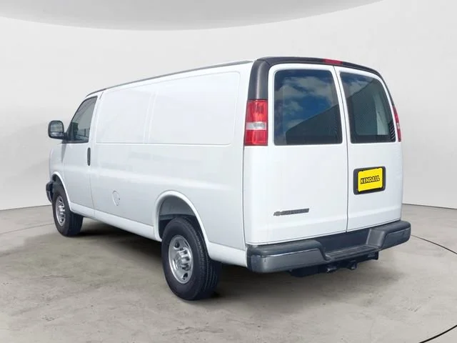 New 2025 Summit White Chevrolet WT image 3