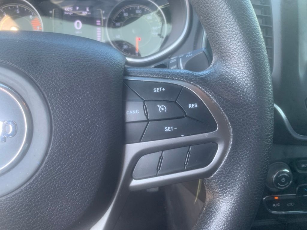 Used 2019 Diamond Black Crystal Pearlcoat Jeep Latitude image 12