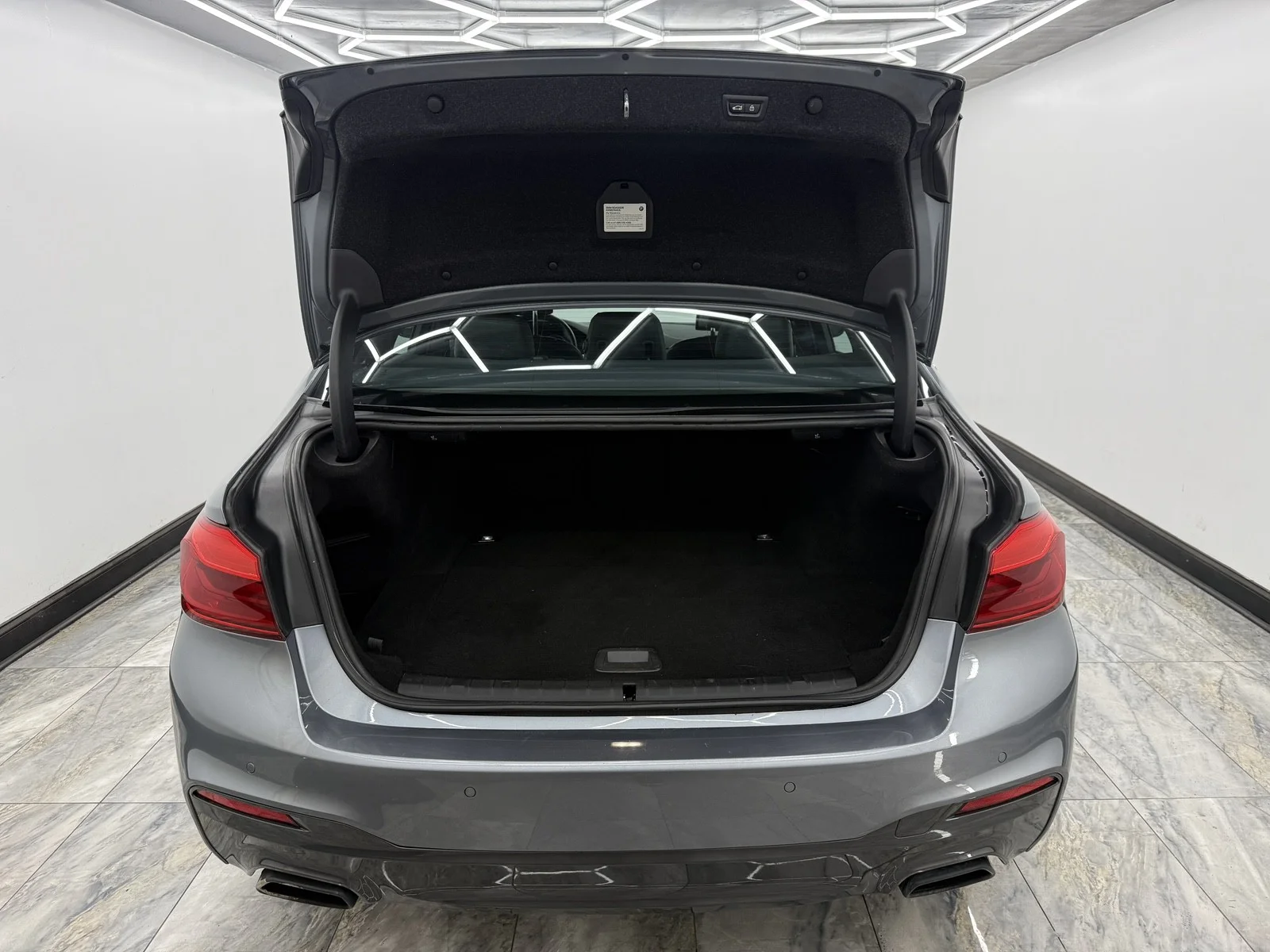 Used 2018 Bluestone Metallic BMW 530e xDrive iPerformance image 6