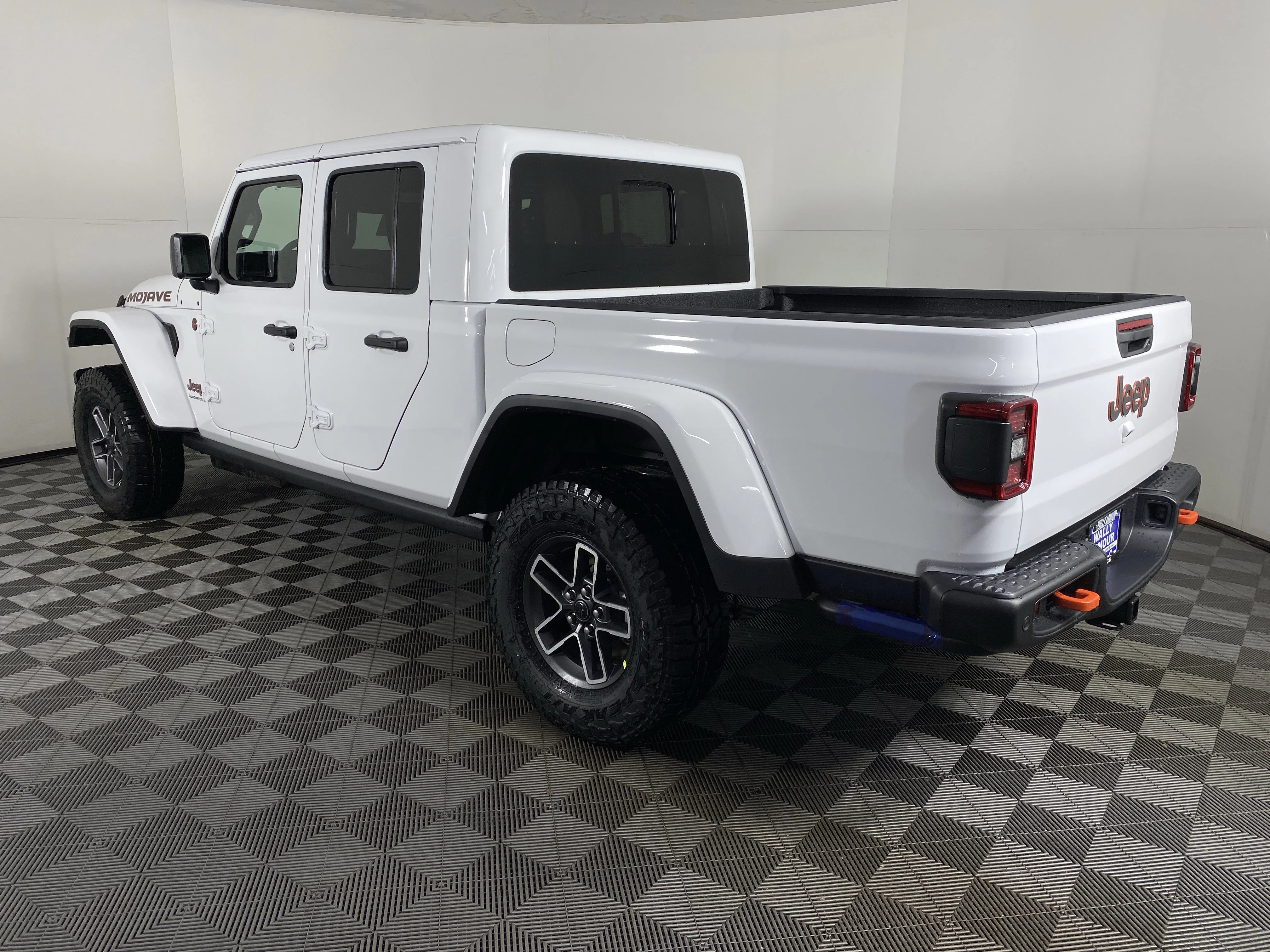 New 2026 Bright White Clear-Coat Exterior Paint Jeep Mojave X image 9