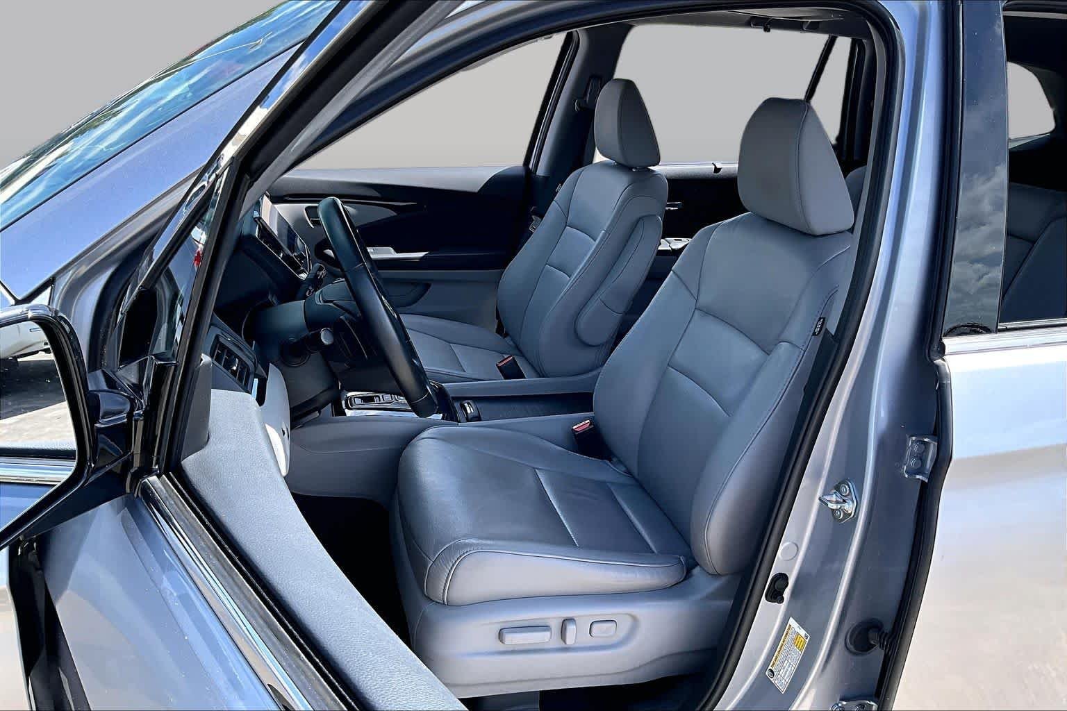 Used 2019 Lunar Silver Metallic Honda Touring 8-Passenger image 7