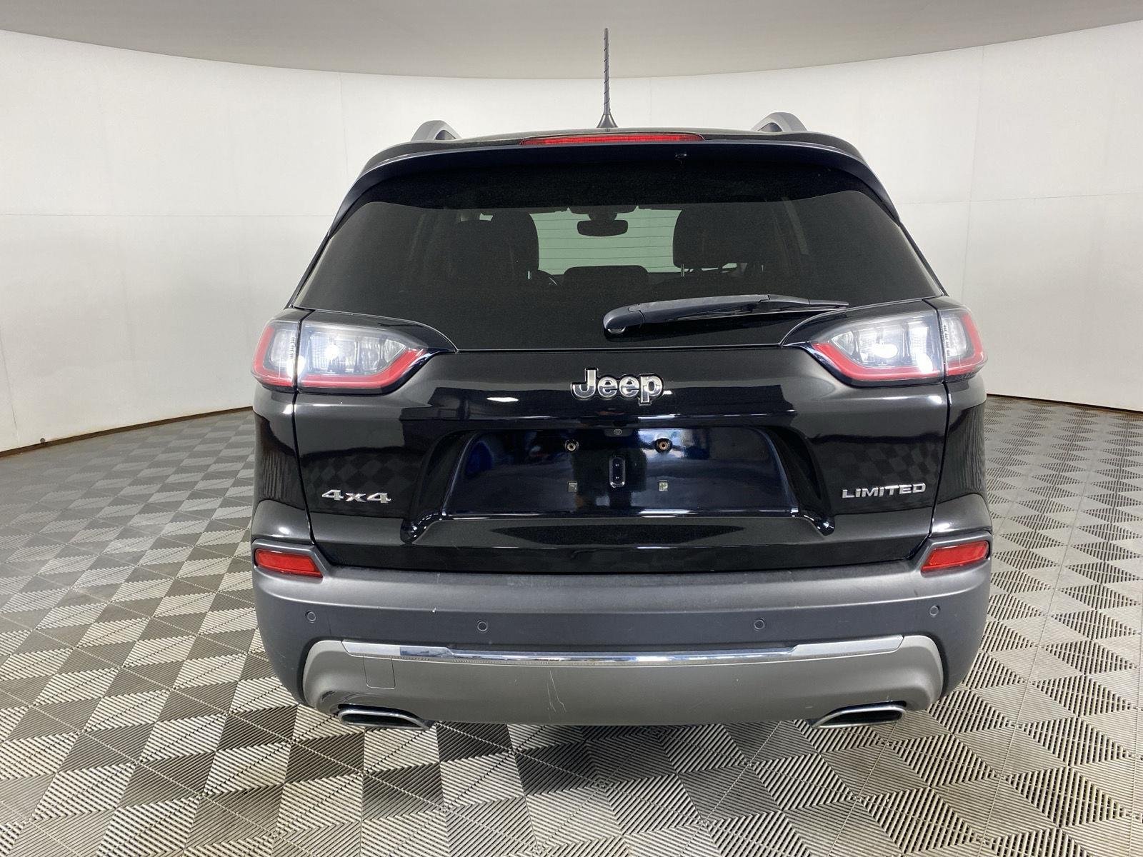Used 2020 Diamond Black Crystal Pearlcoat Jeep Limited image 9
