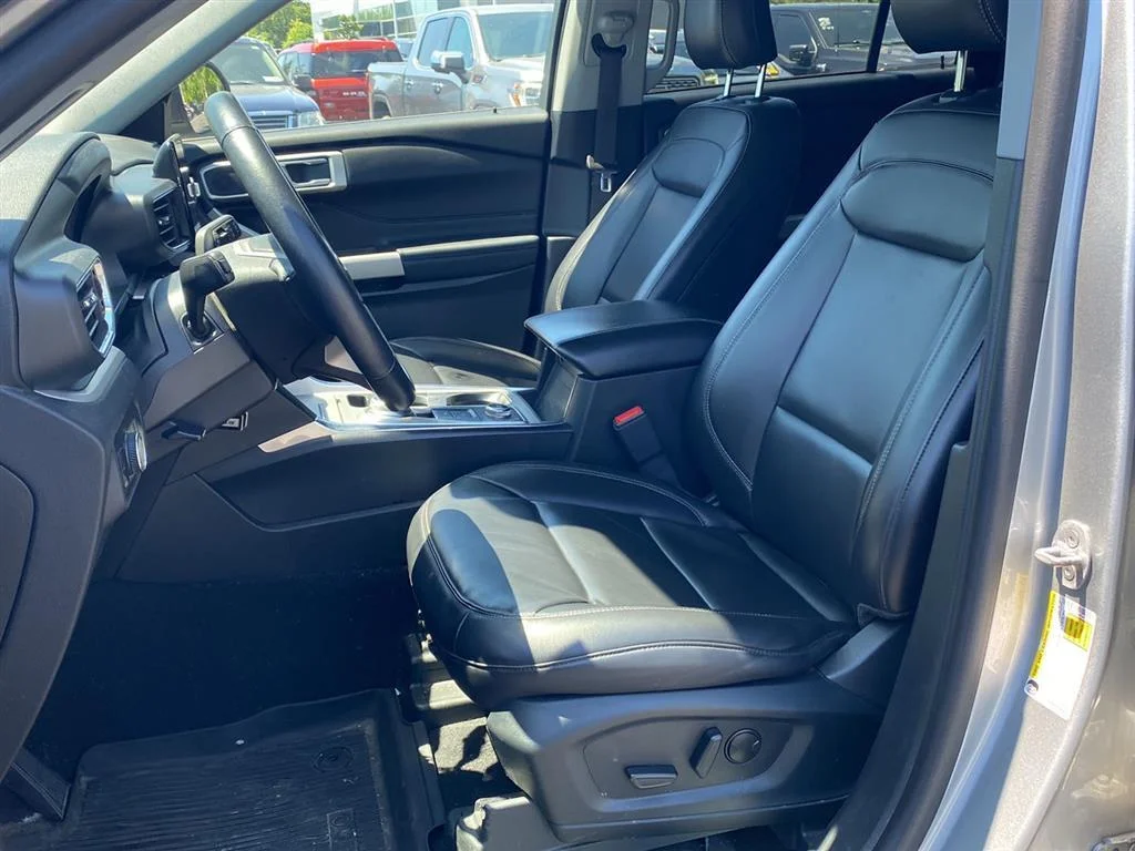 Used 2023 Iconic Silver Ford XLT image 2