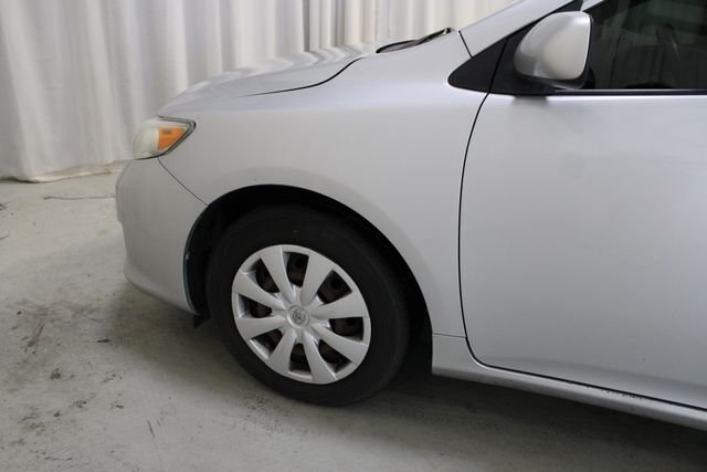 Used 2009 Silver Toyota LE image 27
