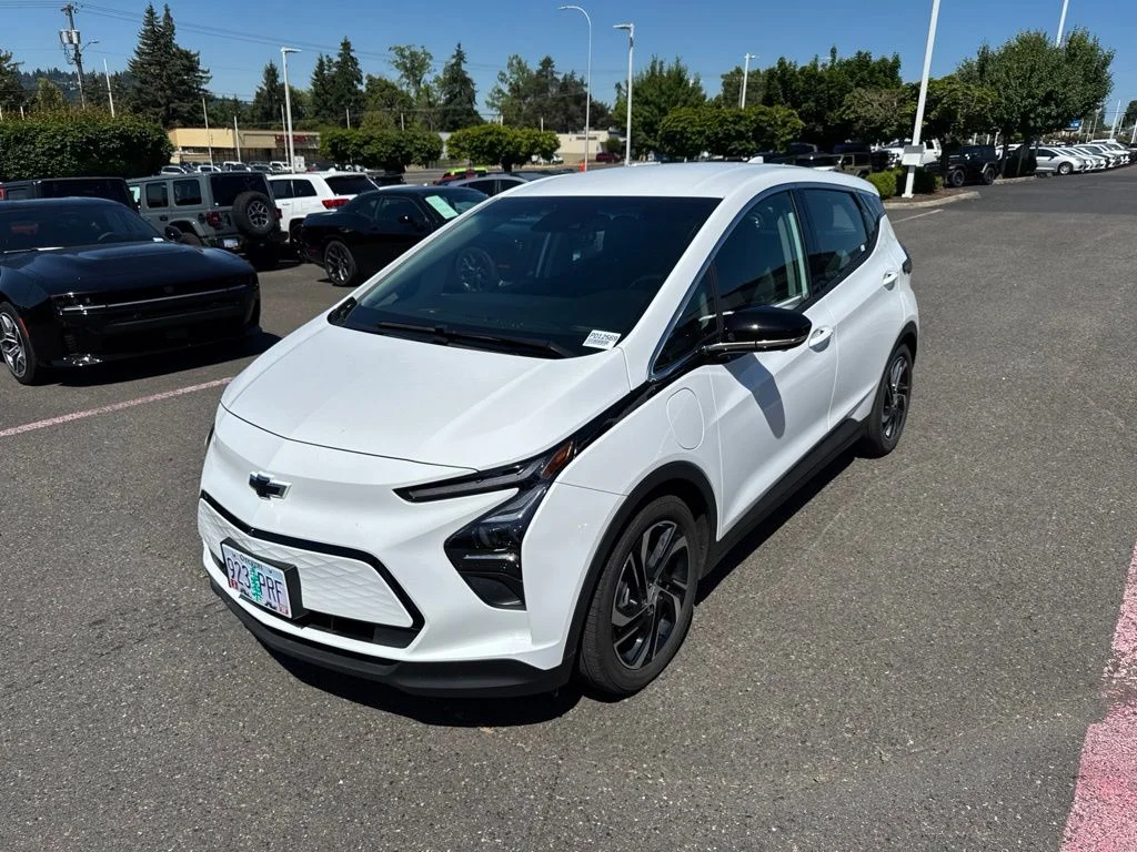 Used 2023 White Chevrolet 2LT image 3