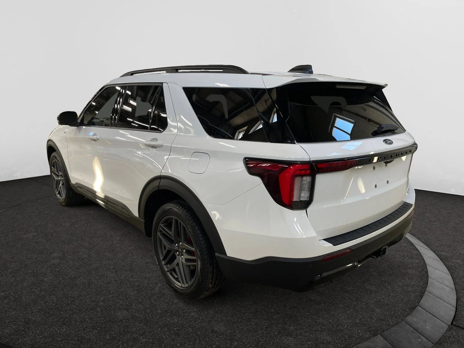 New 2026 Star White Metallic Tri-Coat Ford ST-Line image 3