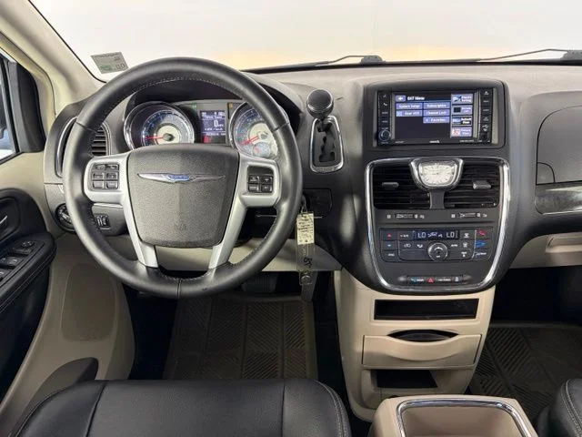 Used 2013 White Chrysler Touring image 27