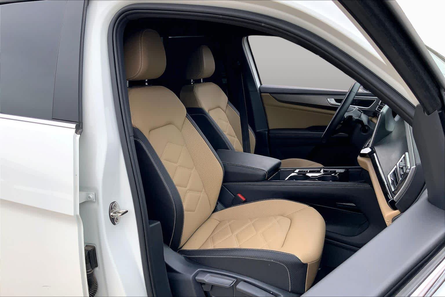 Used 2024 Pure White Volkswagen 2.0T SE w/Technology image 9