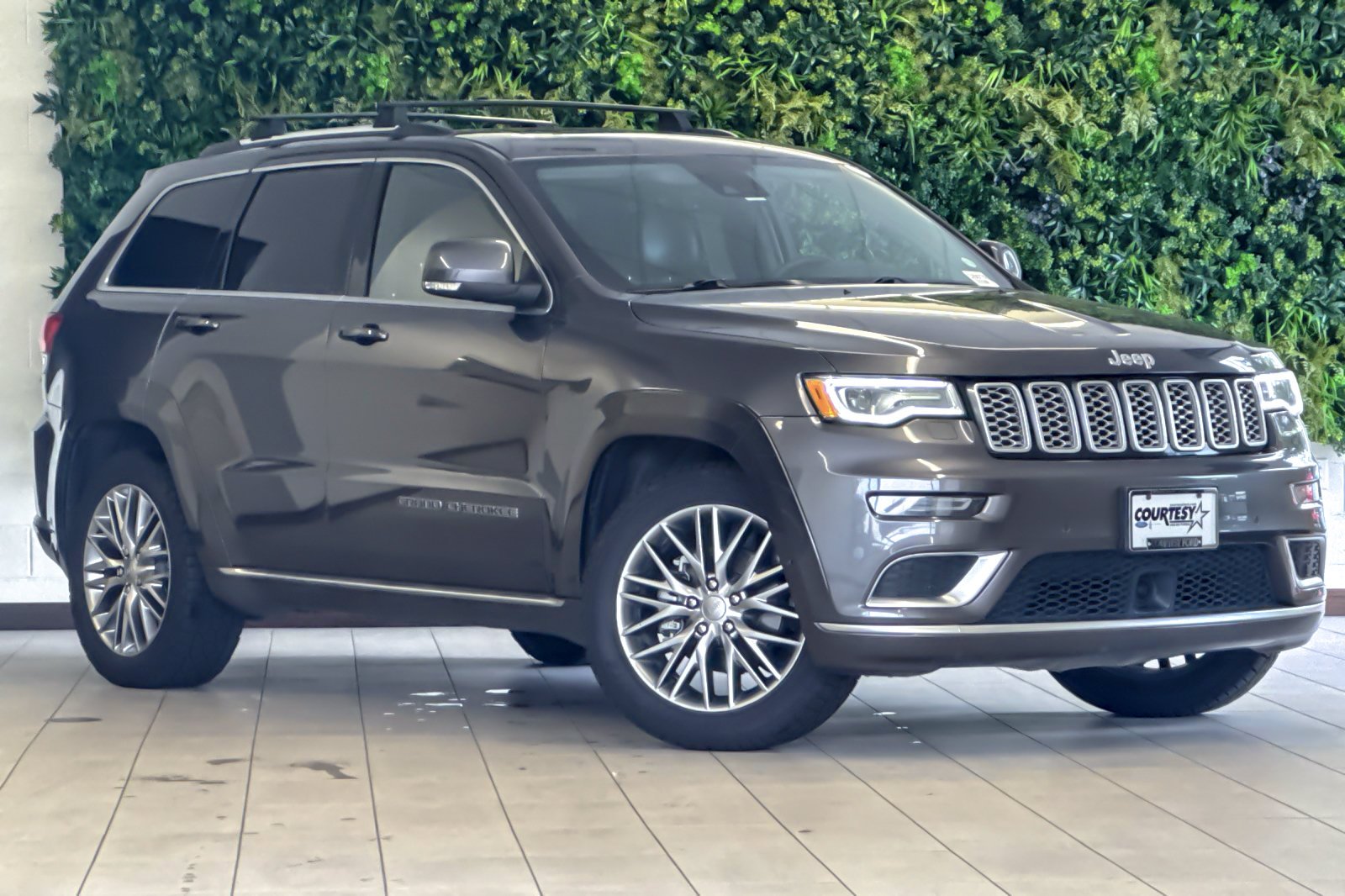 Certified Used 2018 Granite Crystal Clearcoat Metallic Jeep Summit image 2