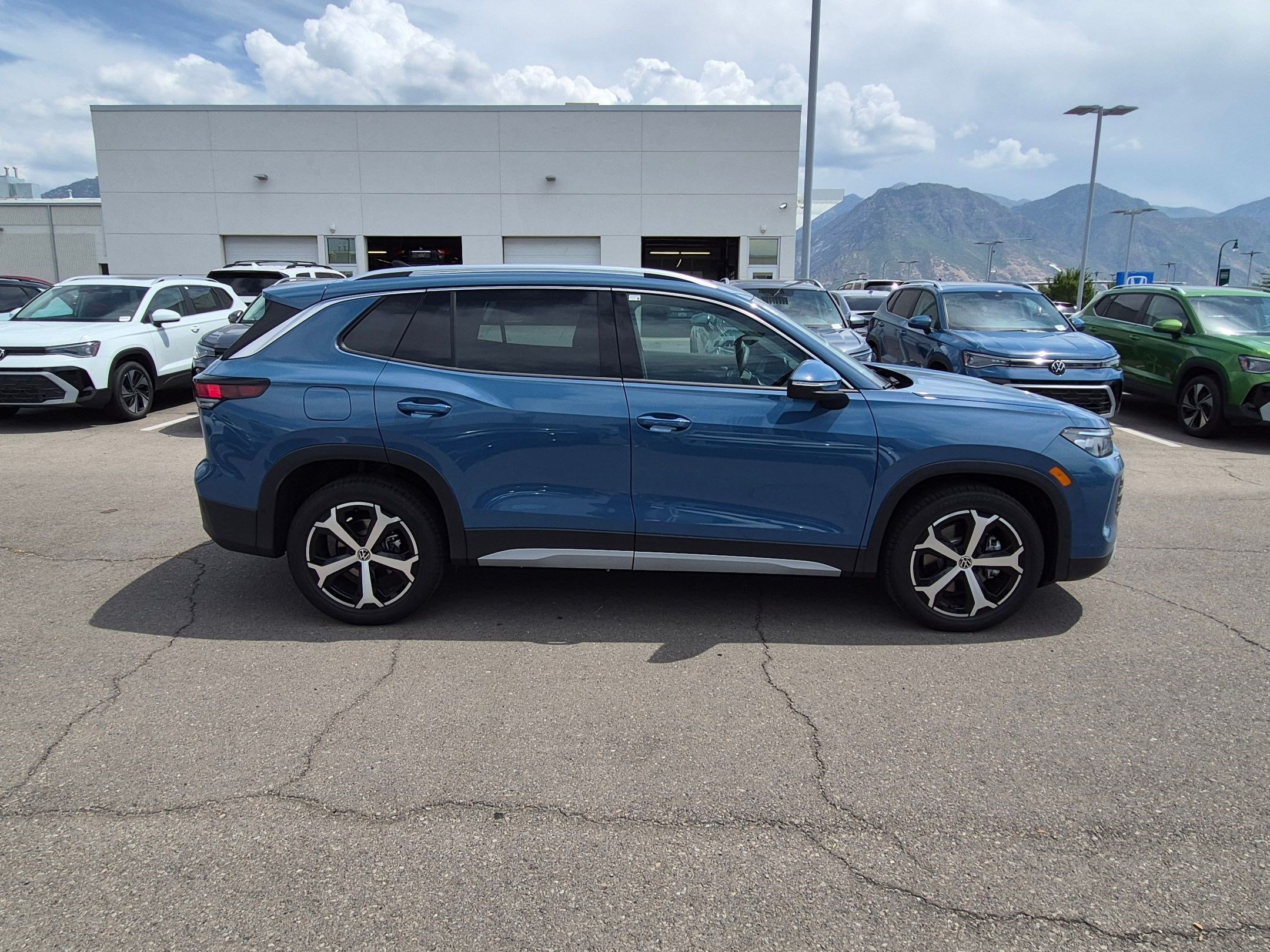 New 2026 Monterey Blue Pearl Volkswagen SE image 2