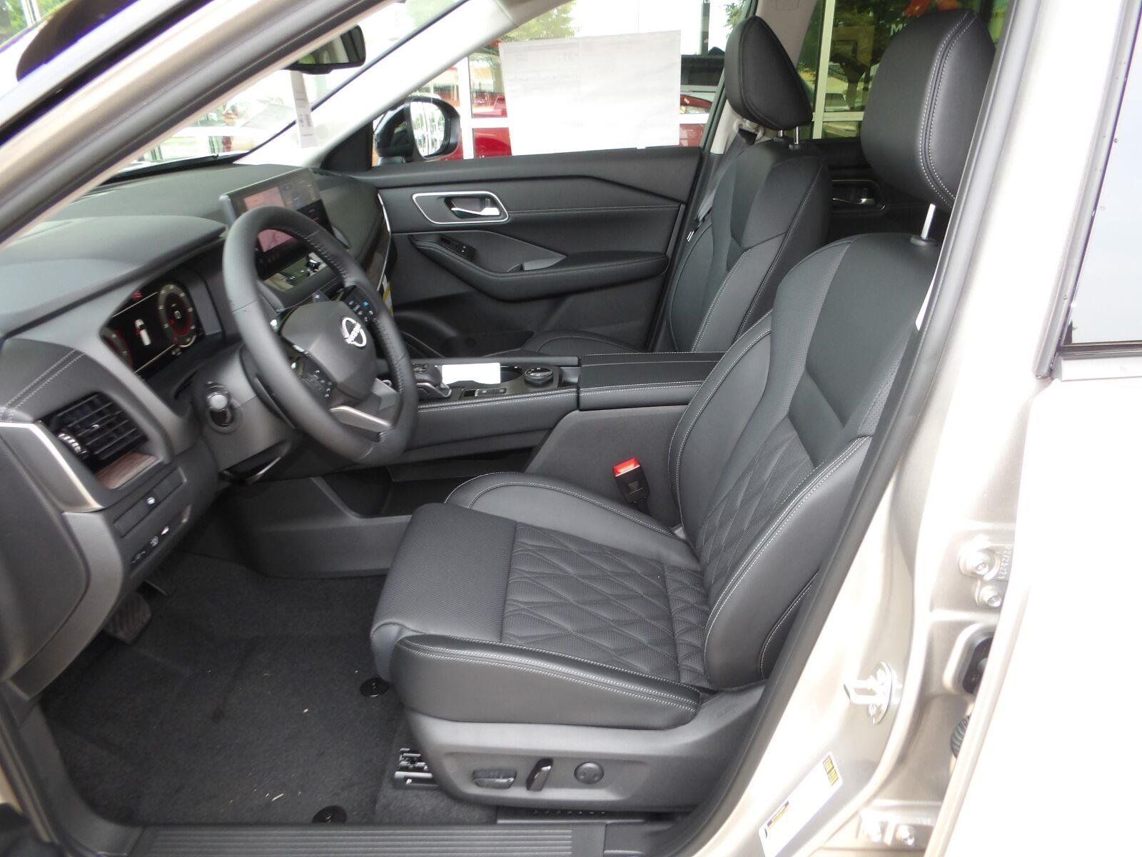 New 2026 Champagne Silver Metallic / Super Black Two-tone Nissan Platinum image 14