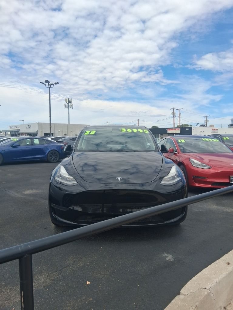 Used 2023  Tesla Long Range image 1