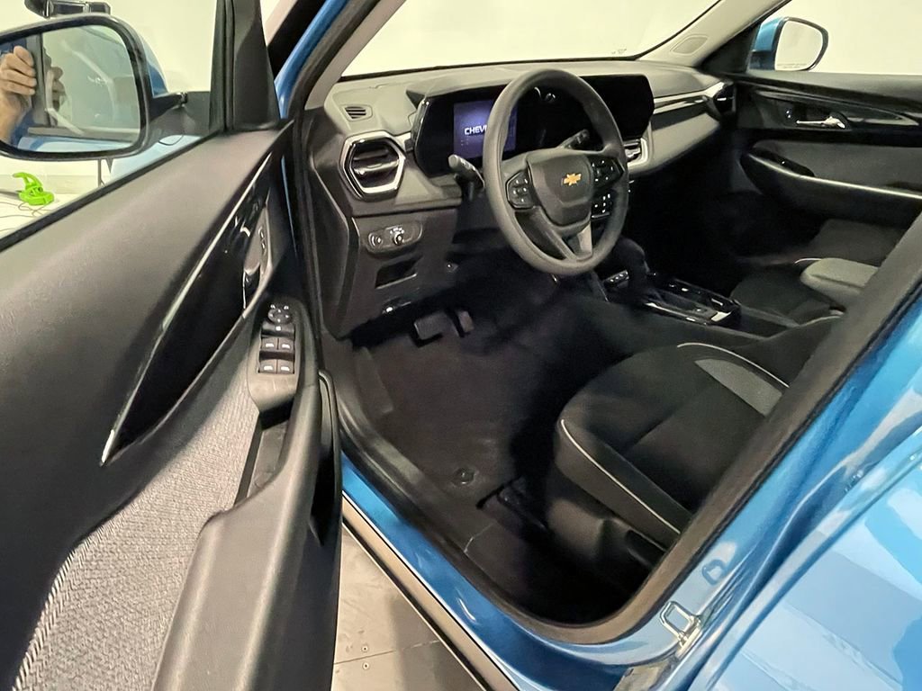 Used 2025 Marina Blue Metallic Chevrolet LT image 18
