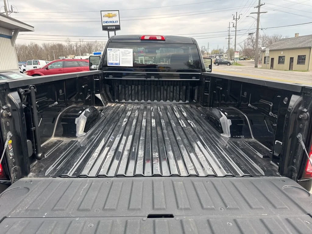 Used 2025 Onyx Black GMC SLE image 19