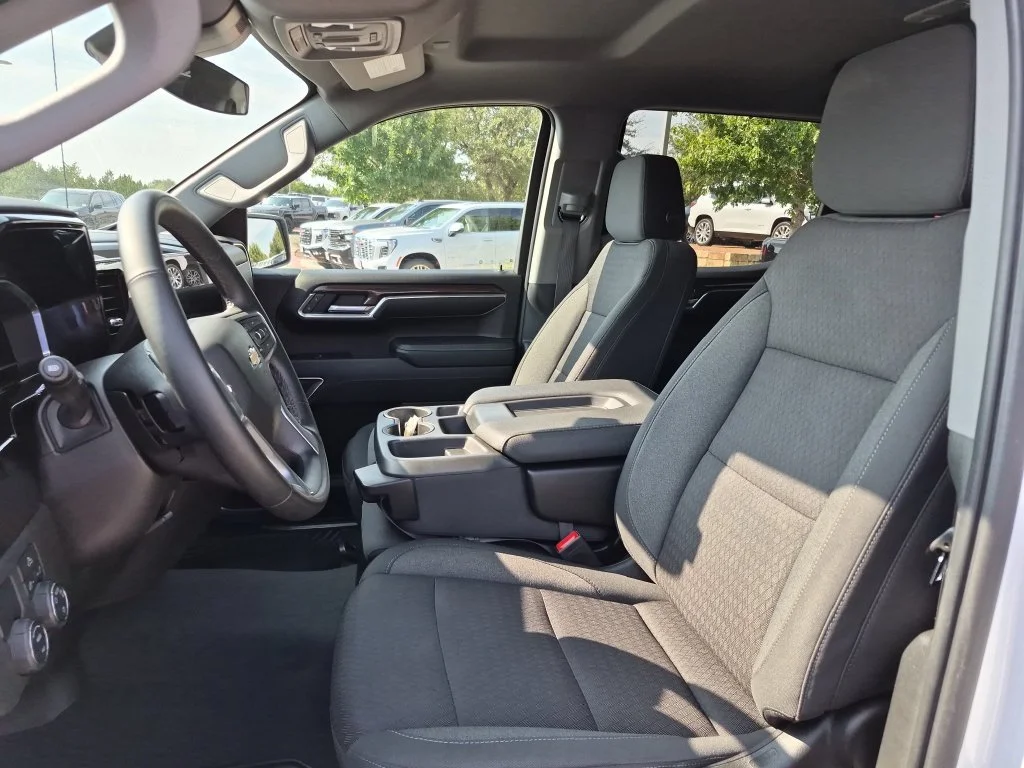 Used 2023 SUMMIT WHITE Chevrolet LT image 18