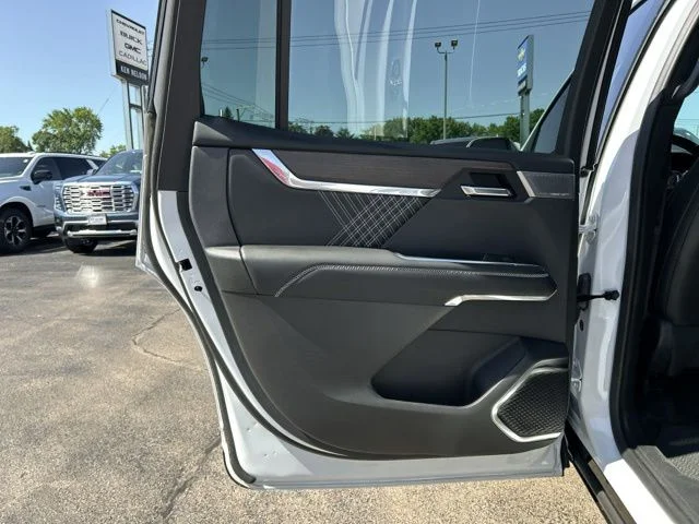 Used 2024 White GMC Denali image 24