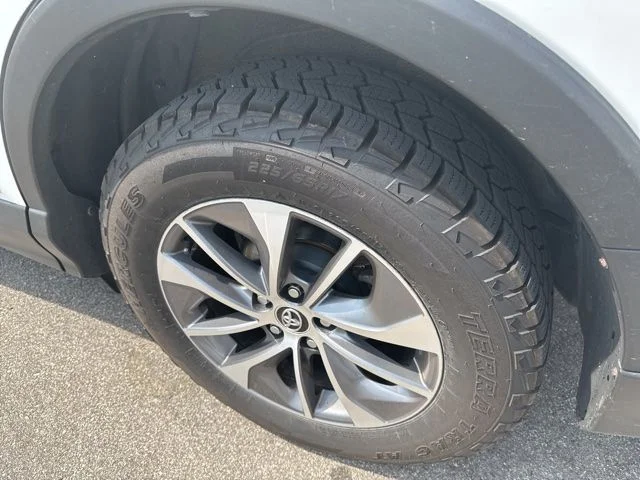 Used 2016 White Toyota XLE image 6