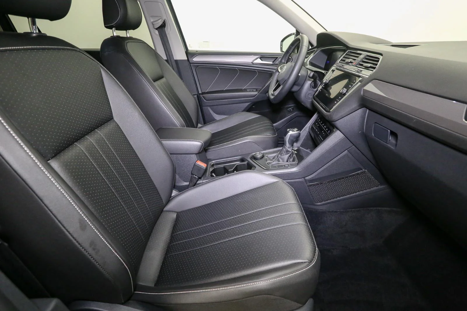 Used 2022 Platinum Gray Metallic Volkswagen SE image 20