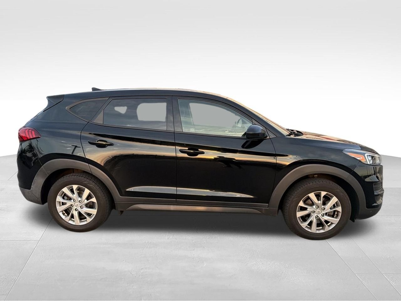 Used 2019 Black Hyundai SE image 3