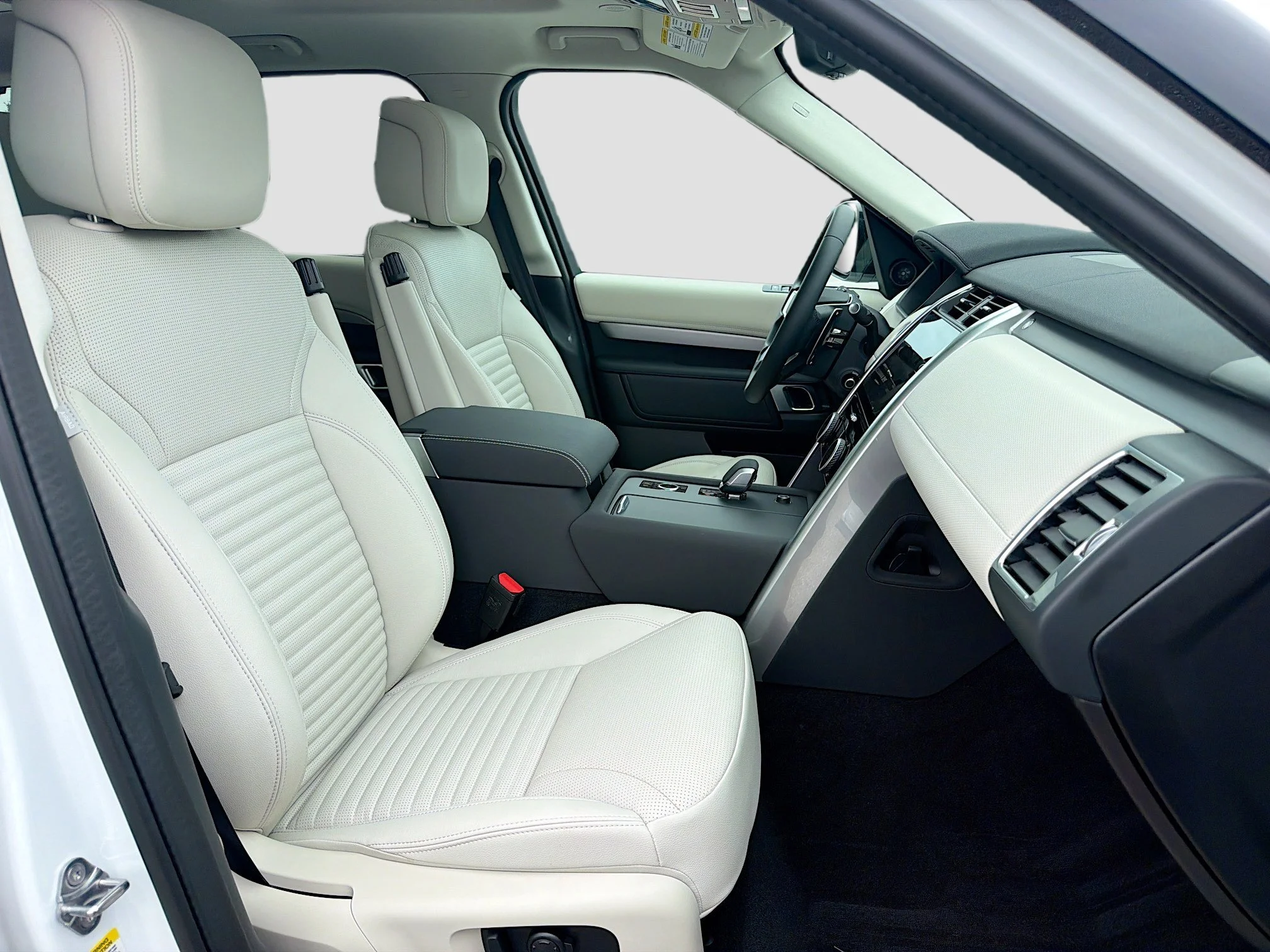 Certified Used 2025 Fuji White Land Rover Dynamic SE image 16