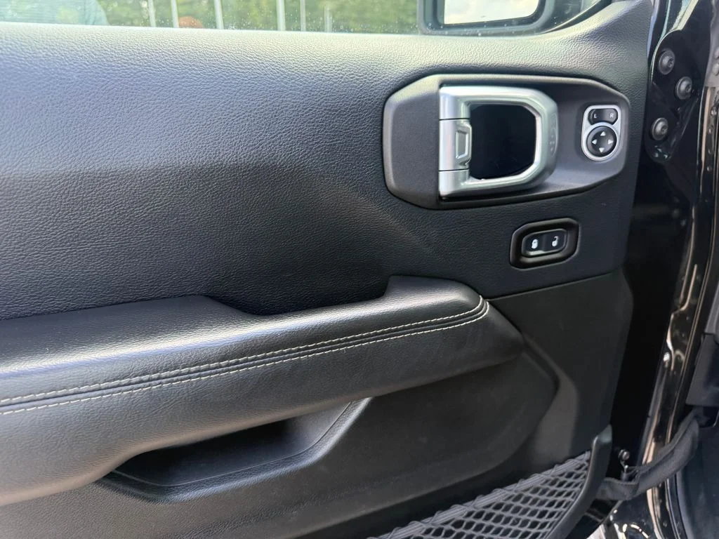 Used 2018 Black Jeep Unlimited Sahara image 5