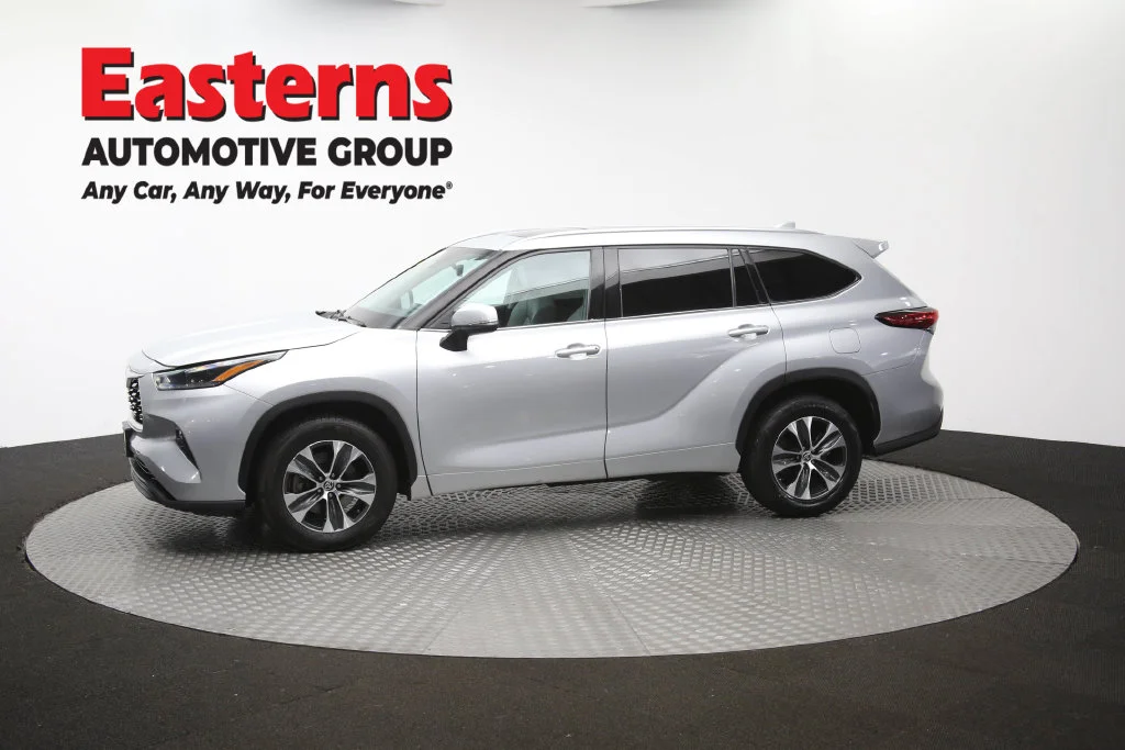 Used 2021 Silver Toyota XLE image 65
