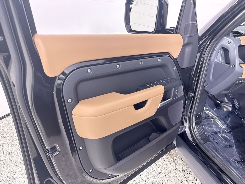 New 2026 SANTORN BLK MET Land Rover S image 13