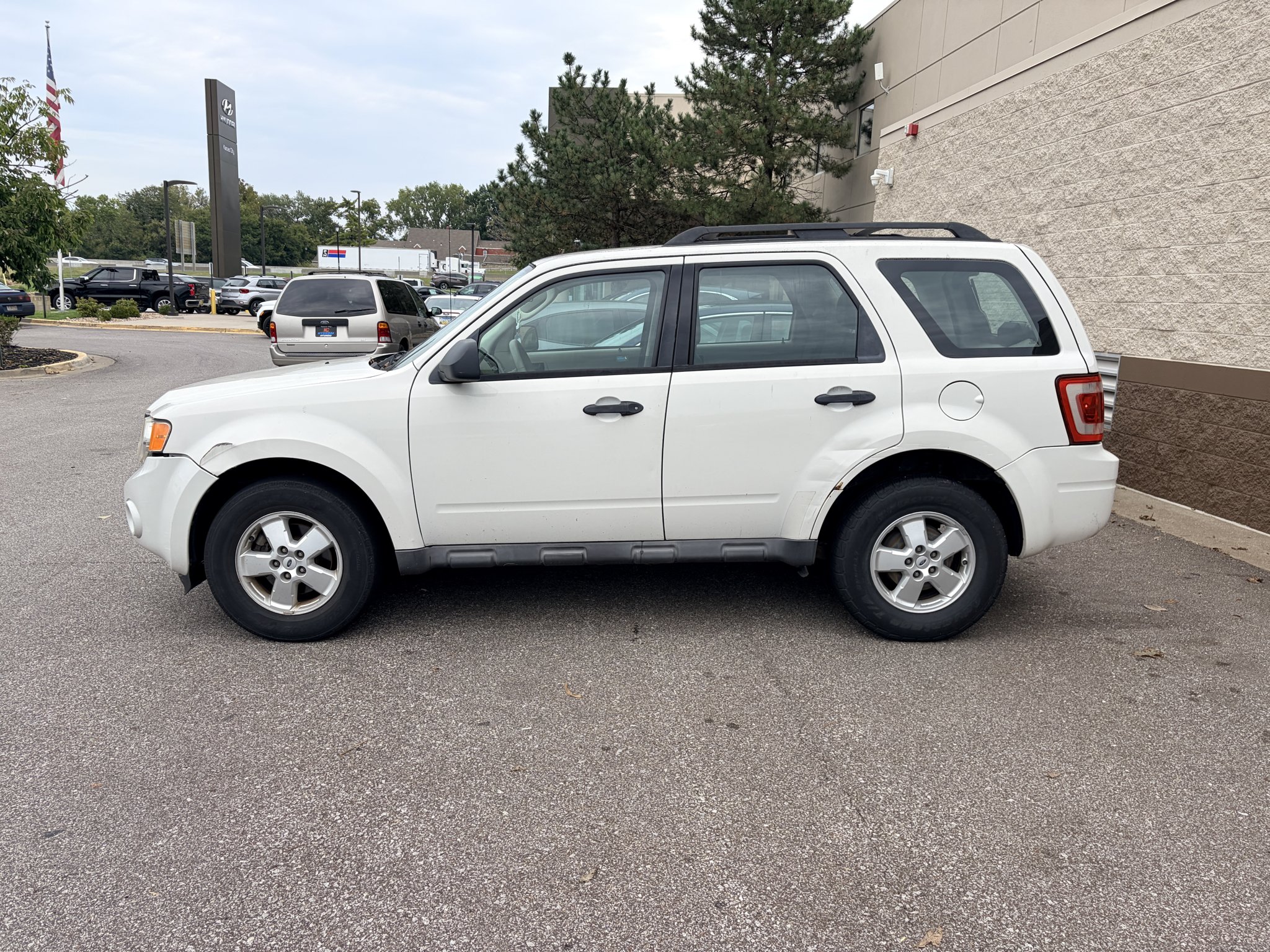 Used 2010 Oxford White (Fleet) Ford XLS image 2