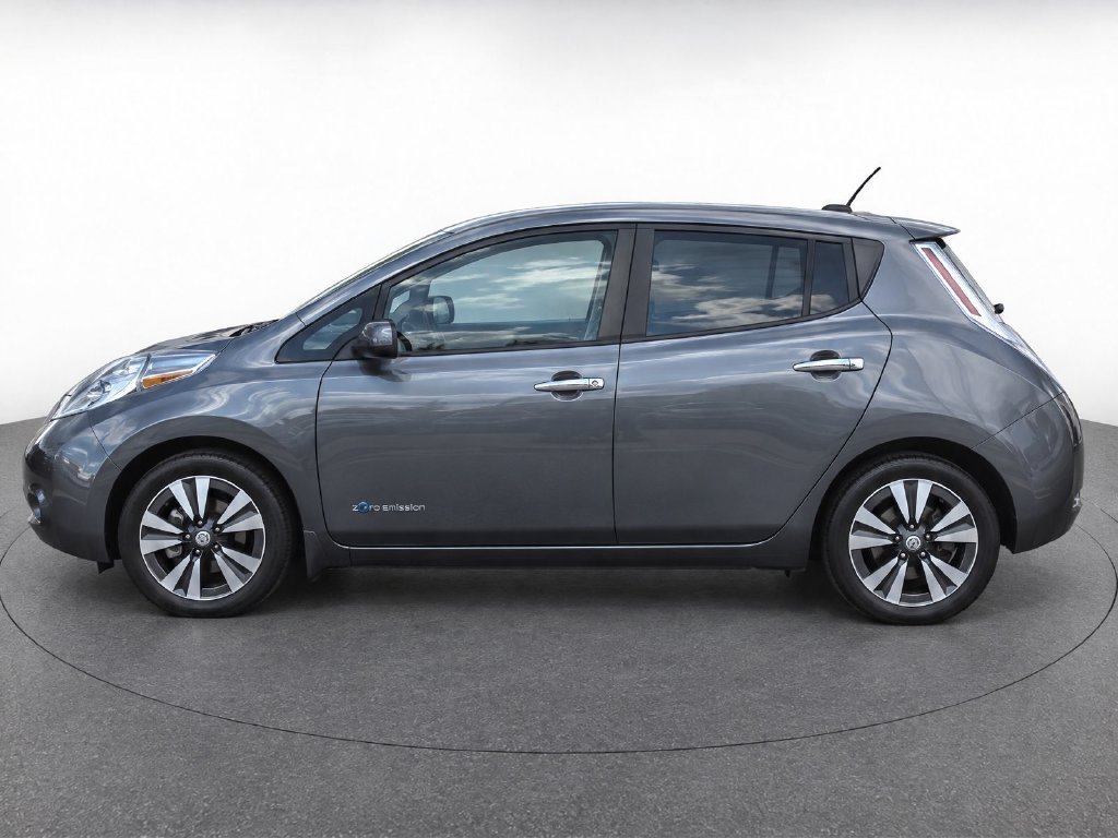 Used 2015 Gray Nissan SV image 6