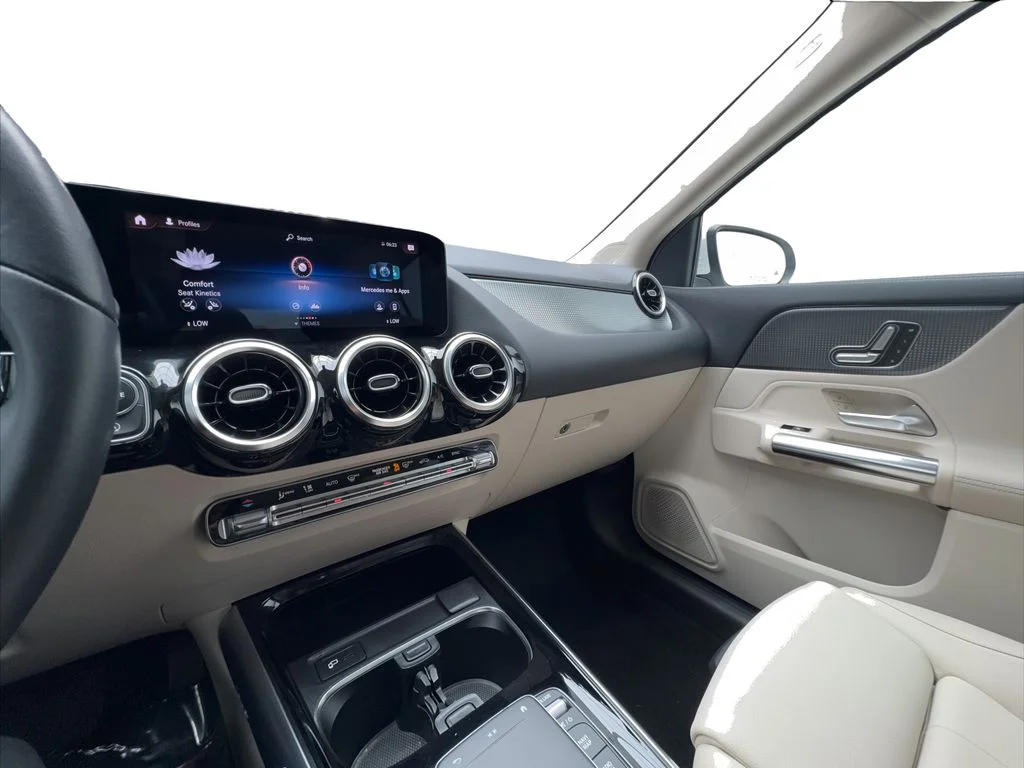 Used 2022 White Mercedes-Benz GLA 250 image 39