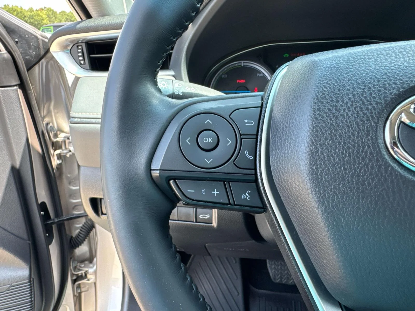 Used 2023 Silver Toyota LE AWD (Natl) image 22