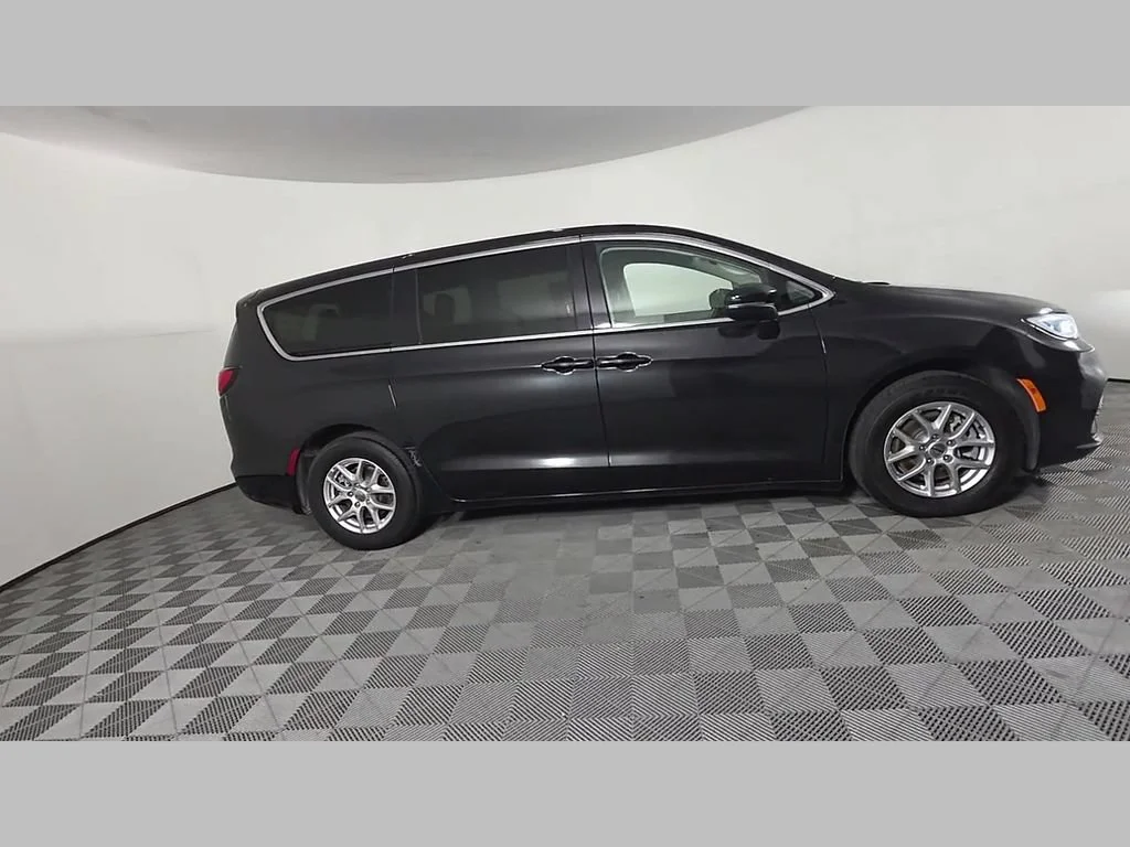 Used 2023 Brilliant Black Crystal Pearlcoat Chrysler Touring L image 34