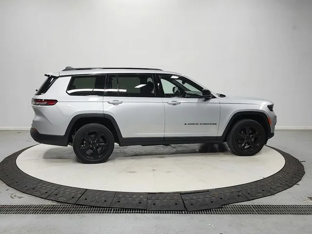 Used 2022 Silver Jeep Altitude image 9