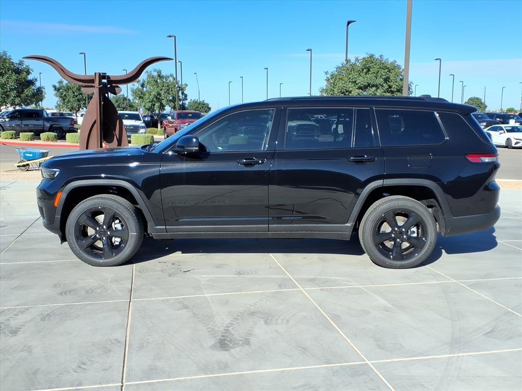 New 2025 Diamond Black Crystal Pearl-Coat Exterior Paint Jeep Altitude X image 3