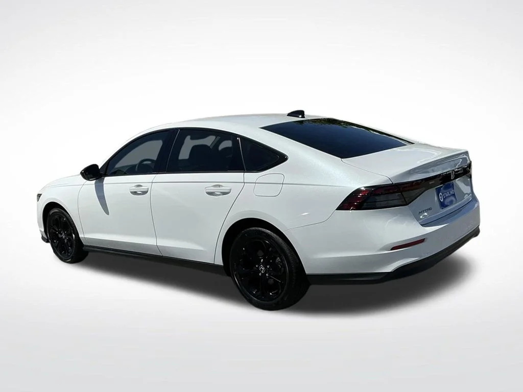 Used 2025 White Honda SE image 3