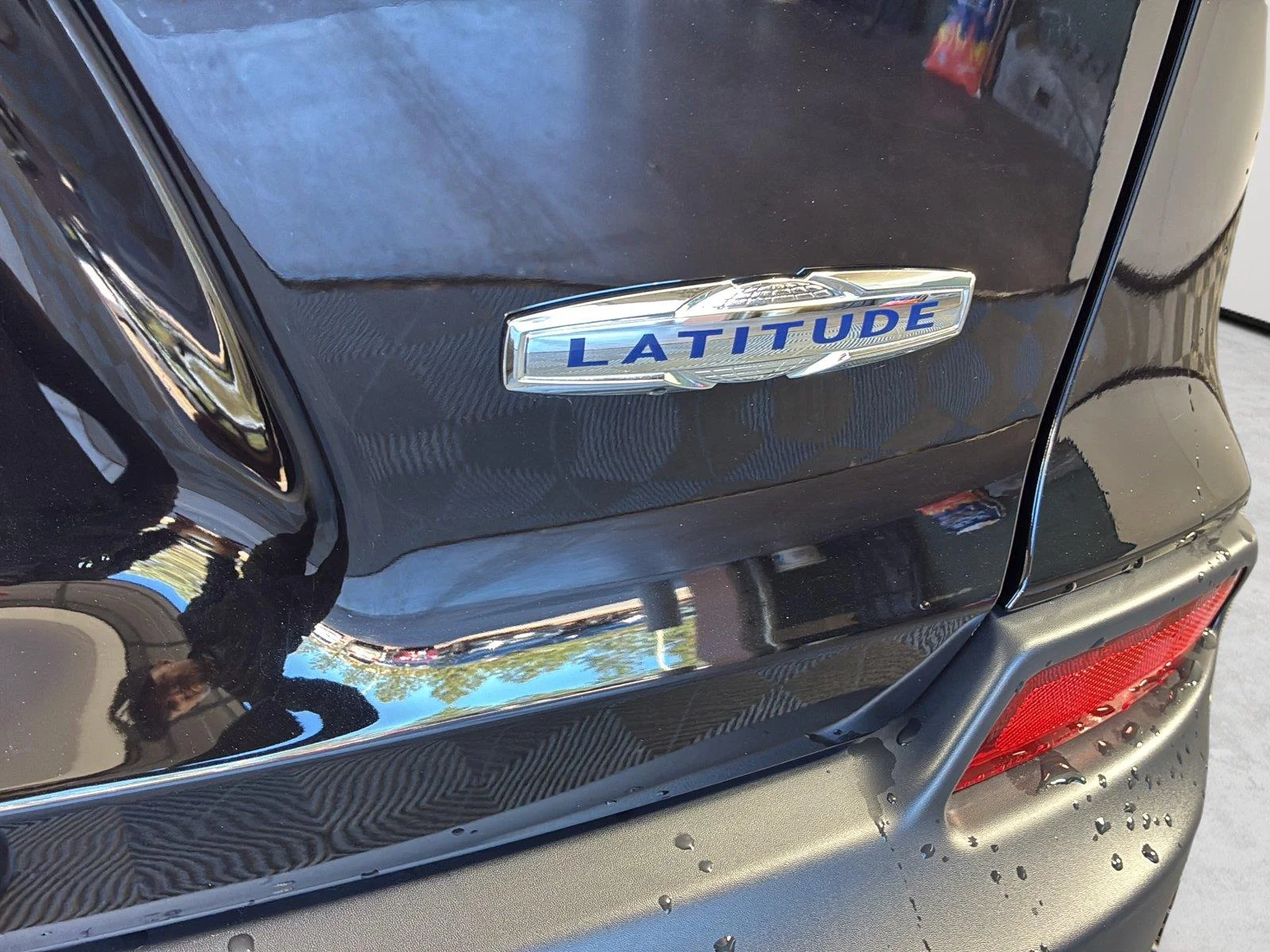 Used 2020 Diamond Black Crystal Pearlcoat Jeep Latitude image 9